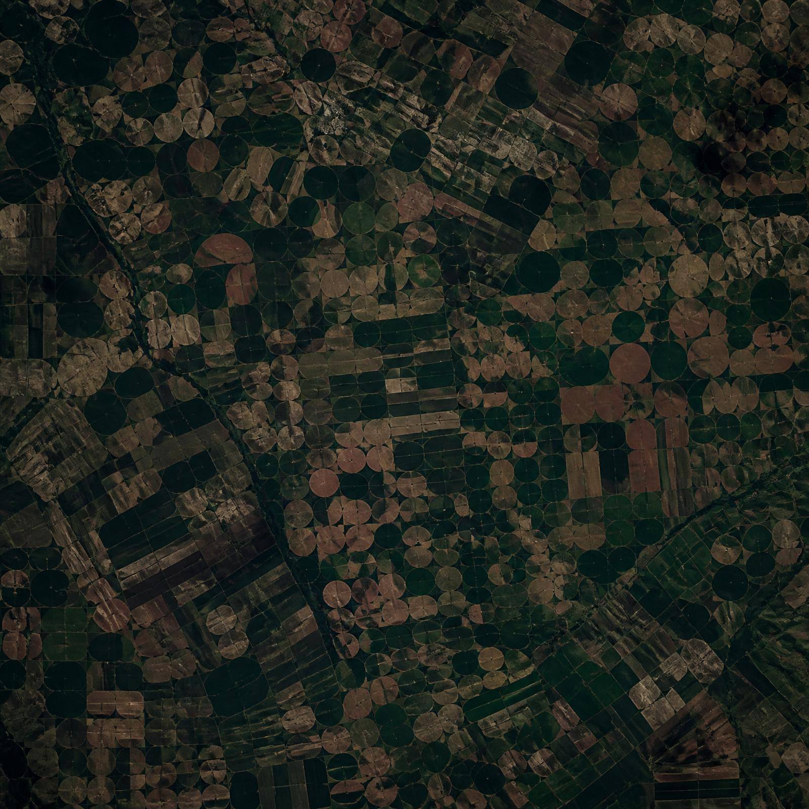 Vista de satélite de um mosaico de talhões agrícolas com pivôs centrais